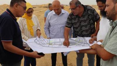 وزير الإسكان يتابع سير العمل بمشروعات الطرق والمرافق بمناطق التوسعات بعدة مدن جديدة  