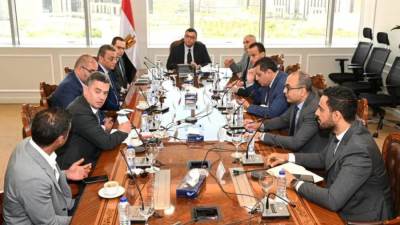 وزير الإسكان يتابع مع مسئولى الشركة السعودية المصرية للتعمير معدلات تسويق بعض مشروعات هيئة المجتمعات العمرانية الجديدة