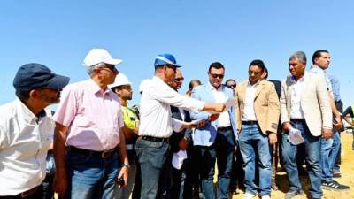 وزير الإسكان يتفقد الاستعدادات لربط المرحلة الثانية من روافع المياه ومحطة التنقية بالخط الناقل للمياه بمدينة القاهرة الجديدة