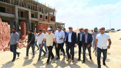 وزير الإسكان يتفقد موقف تسليم الوحدات السكنية لحاجزيها بـ"العلمين الجديدة".. ويشدد على الالتزام بالجداول الزمنية