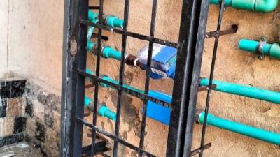 حملات مكبرة على وصلات المياه الخلسة وتحصيل المديونيات بمدينة بدر