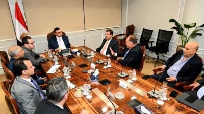 وزير الإسكان يتابع مع مسئولى «بنك التعمير»  تسويق مشروعات هيئة المجتمعات العمرانية الجديدة 