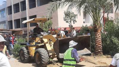 جهاز الشروق يشن حملة لرفع الاشغالات بالمدينة ويحرر 12 محضر مخالفة 