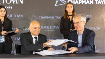«هوم تاون للتطوير» توقع اتفاقية تعاون مع «تشابمان تايلور العالمية» لوضع مخطط مشروعاتها الجديدة 