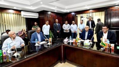 وزير الإسكان يشدد على الالتزام بالمعايير الدولية لجودة المياه والفحص الدورى للمحطات والشبكات