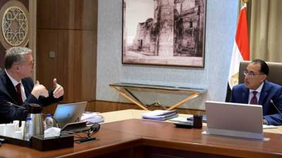 «مدبولى» يتابع مع وزير البترول سداد مستحقات الشركات الأجنبية ويوجه بانتظام السداد