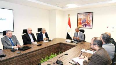 نائب وزير الإسكان يتابع مع مسئولي الوزارة موقف الخطة الاستراتيجية لتحلية مياه البحر