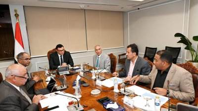 وزير الإسكان يوجه بالالتزام بالمعايير القياسية في تشغيل مرافق الصرف الصحى والصناعى بالعاشر