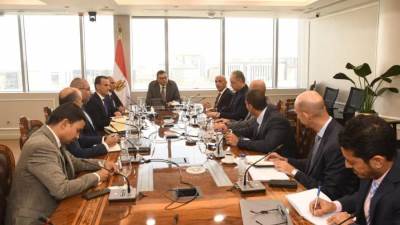 وزير الإسكان يشدد على الالتزام بالجداول الزمنية للتسليم الابتدائي لأبراج منطقة الأعمال المركزية