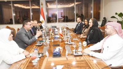 وزير الإسكان يلتقى نظيرته البحرينية لعرض التجربة المصرية فى الإسكان وإنشاء المدن الجديدة