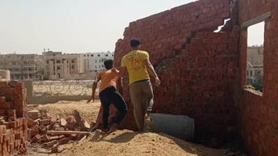 جهاز مدينة الشروق يُنفذ قرار إزالة فورية ووقف مخالفة فى المهد «صور»