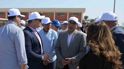 رئيس الوزراء يتفقد التشغيل التجريبي لمحطة معالجة الصرف الصحي بقرية برطباط بالمنيا