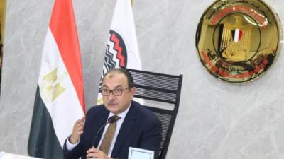 وزير قطاع الأعمال يوجه «القابضة للغزل» بسرعة الانتهاء من المصانع الجديدة