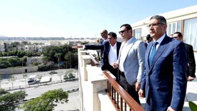 وزير الإسكان ومحافظ الجيزة يعقدان اجتماعاً بالمنطقة المحيطة بالأهرامات لاستعراض مخطط تطويرها 