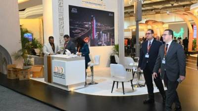 وليد عباس يتفقد انتظام العمل بالجناح المصري فى المعرض المصاحب للمنتدى الحضرى العالمى