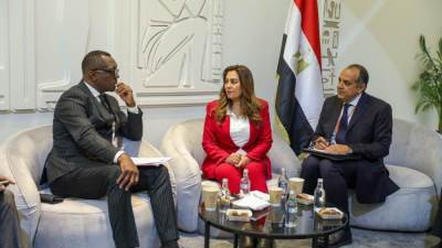 وزيرة التنمية المحلية تبحث مع وزير الحكم المحلي في زامبيا التعاون المشترك بين الوزارتين