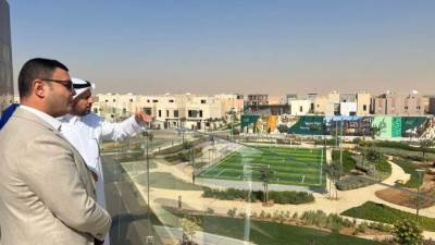وزير الإسكان يزور مشروع الفرسان بالعاصمة السعودية الرياض