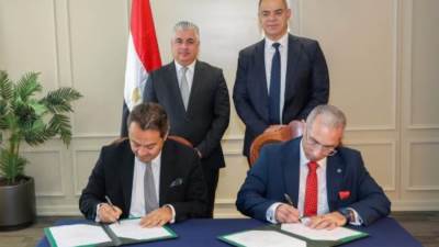 باستثمارات 13مليار جنيه.. اقتصادية قناة السويس توقع مع «أوراسكوم» عقد انتفاع بالأرض لتنمية وتطوير 3.3 كم2 