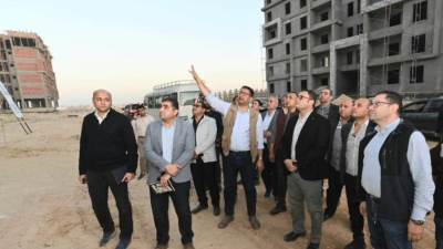 وزير الإسكان يتفقد المشروعات السكنية بـ«العلمين الجديدة» ويشدد على الالتزام بالمواعيد المحددة