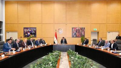 وزير الإسكان يتابع مع الشركات العاملة بالعلمين الجديدة دفع معدلات التنفيذ