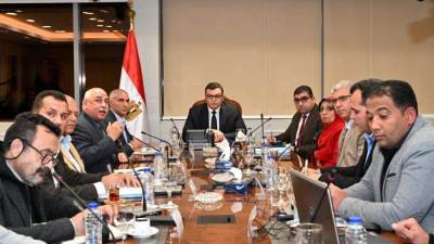 وزير الإسكان يتابع منظومة الصرف بالعاشر من رمضان.. وموقف تنفيذ الحلول العاجلة والدائمة