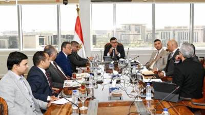 وزير الإسكان يبحث مع مسئولى شركة «سُكنى» التعاون فى تطوير مناطق المقابر القائمة