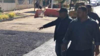 رئيس جهاز الشروق يُتابع أعمال صيانة الطرق بالمحور الغربى بالمدينة