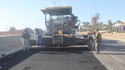 جهاز مدينة العاشر من رمضان يواصل تطوير طريق «بلبيس - العاشر»