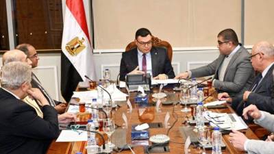 وزير الإسكان يتابع خطة مد وتدعيم شبكات مياه الشرب والصرف الصحى للعام المالى الحالى