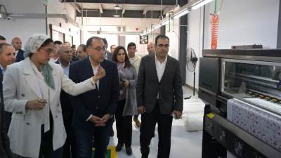 «مدبولى» يتفقد مصنع «إيمرلي» لطباعة الأقمشة وقطع الليزر بالمنطقة الصناعية جنوب بورسعيد 