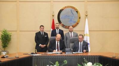 النقل توقع عقدا لإنشاء مشروع لتخريد وبناء السفن في ميناء دمياط