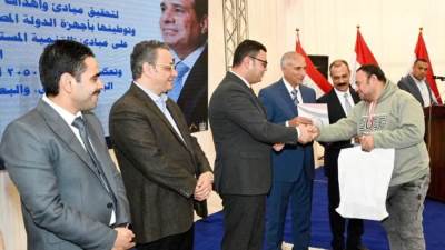 وزير الإسكان يسلم عدداً من محاضر استلام الأراضى المضافة لمدينة العبور الجديدة لمستحقيها