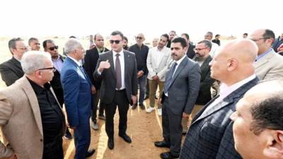 وزير الإسكان يتفقد موقف تنفيذ أعمال الطرق والمرافق بالأراضى المضافة لمدينة العبور الجديدة