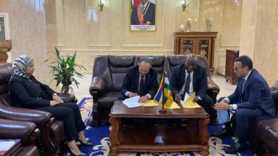 توقيع بروتوكول  تعاون بين «المقاولون العرب» وإفريقيا الوسطي لإعادة تأهيل طريق بطول 194 كيلو