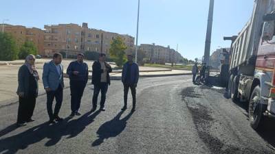 رئيس جهاز الشروق يُتابع الأعمال النهائيه الجاريه لرصف الطرق الداخليه بالمنطقه الخامسه عمارات بالمدينه