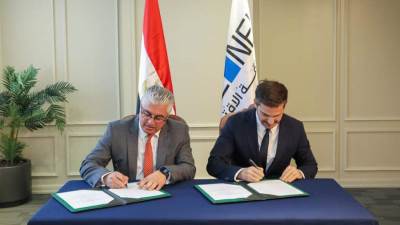 باستثمارات 38 مليون دولار .. رئيس اقتصادية السويس يُوقع مشروعين جديدين بالقنطرة  للصناعات الغذائية والمنسوجات 