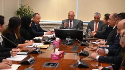 «الصناعة» تبحث مع شركة شين فينج إيجيبت الصينية مستجدات خطة إنشاء مجمع صناعي متكامل باستثمارات 1,65 مليار دولار