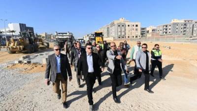 وزير الإسكان يتفقد أعمال تطوير وتوسعة الطريق الحدائقى بمنطقة الأندلس بالقاهرة الجديدة