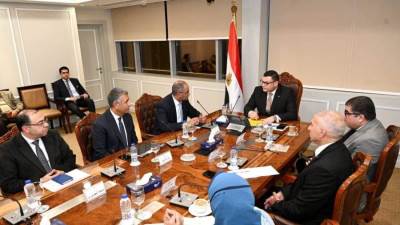 وزير الإسكان يتابع سير العمل بالجهاز التنفيذي لمياه الشرب والصرف الصحي ويوجه بتوفير جميع الاعتمادات المالية