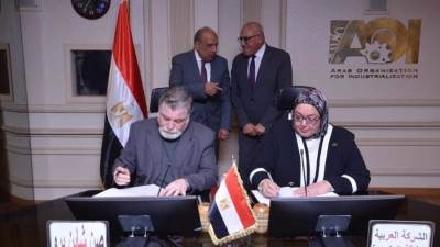 توقيع عقد مشروع صناعي للألواح الشمسية بين «العربية للتصنيع» وشركة «صن شاين برو» السويدية