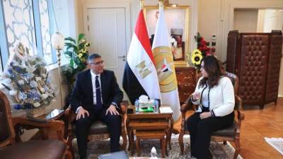 وزيرة التنمية المحلية تتابع مع محافظ الجيزة ملفات التقنين والتصالح على مخالفات البناء بالمحافظة