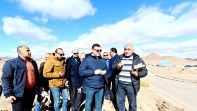 وزير الإسكان يتفقد مشروع تطوير كفاءة طريق مطار سانت كاترين ويوجه بالاستعانة بالشركات الجادة 
