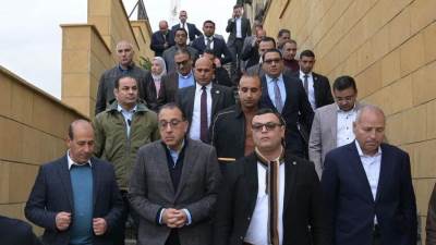 رئيس الوزراء يتفقد مشروع «أرابيسك» بسور مجرى العيون ويُسلم عقود عددٍ من الوحدات للمُستفيدين