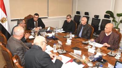 وزير الإسكان يجتمع بمسئولى أحد المكاتب الاستشارية لاستعراض مقترح لتشغيل وصيانة منظومة مياه الشرب