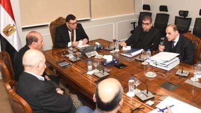 وزير الإسكان يعقد اجتماعاً مع شركات المقاولات ومسئولي مشروع تطوير موقع التجلى الأعظم