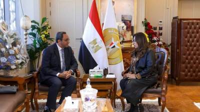 وزيرة التنمية المحلية تتابع مع محافظ قنا مشروعات الخطة الاستثمارية والتوسع فى أسواق « اليوم الواحد»