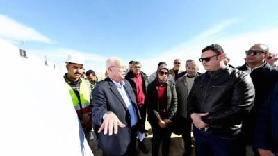 «الشربينى» يوجه بوضع خطة عاجلة لسرعة الانتهاء من الطرق والمحاور بالسويس الجديدة