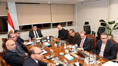 وزير الإسكان يعقد اجتماعا مع شركة «أكور» العالمية لمتابعة الأعمال بفنادق منطقة الأعمال المركزية