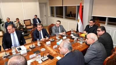 وزير الإسكان يستعرض مع مسؤولي شركة فاوندرز الخطة التسويقية لأحد مشروعات هيئة المجتمعات العمرانية