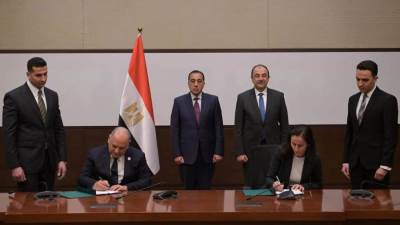 بعد توقفه عن العمل لمدة عامين  .. توقيع عقد لإعادة تشغيل مصنع بلوكات الأنود بالعين السخنة 